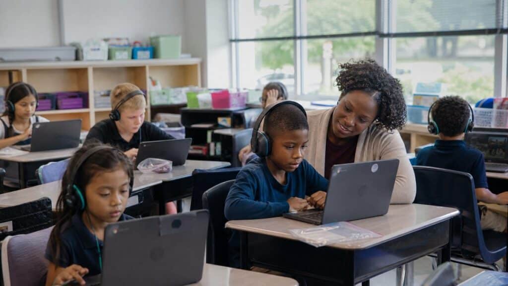 Students on devices with a teacher, AI tools for English Learners in New York